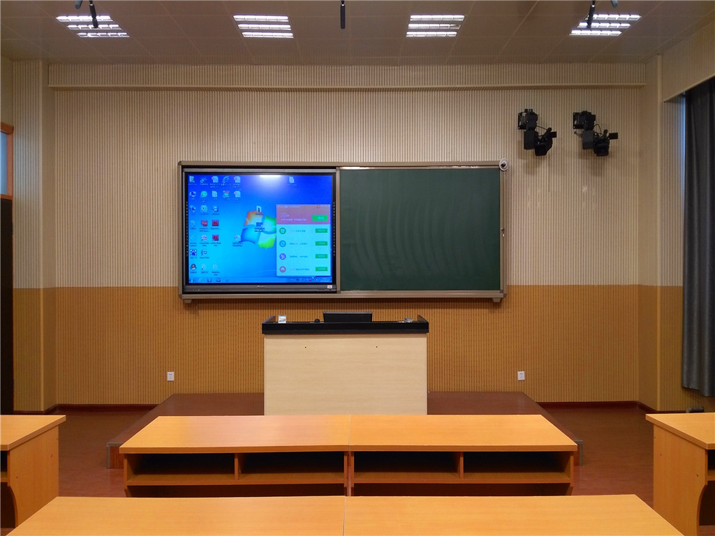 现代教育技术中心新建录播教室和多媒体远程控制中心